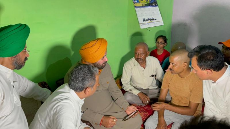 Navjot Sidhu reached Lakhimpur Khiri and started hunger strike at journalist Raman's house 