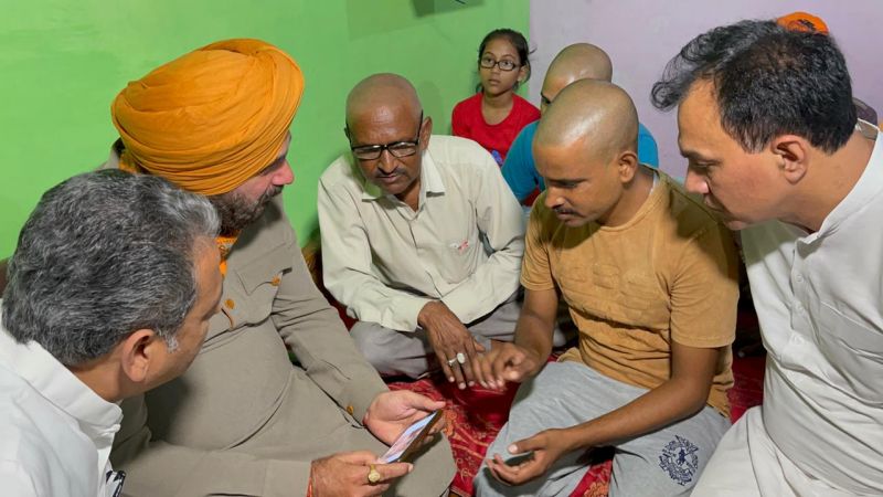 Navjot Sidhu reached Lakhimpur Khiri and started hunger strike at journalist Raman's house 