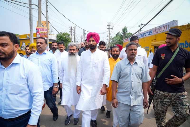 PPCC Chief Amarinder Singh Raja Warring met Gas Leak Victims in Ludhiana. He Assured them of every possible assistance. 
