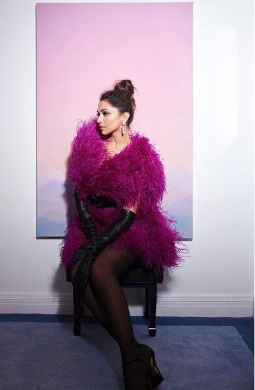 Deepika Padukone walk the red carpet in the glamorous look
