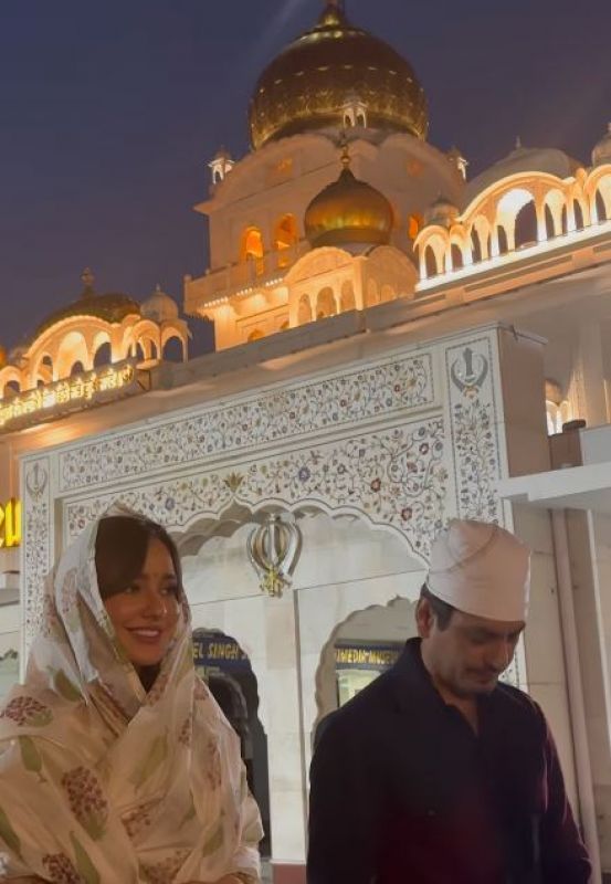 Bollywood Actor Neha Sharma & Nawazuddin Siddiqui Pays Obeisance at a Gurdwara ahead of 'Jogira Sara Ra Ra' Release 
