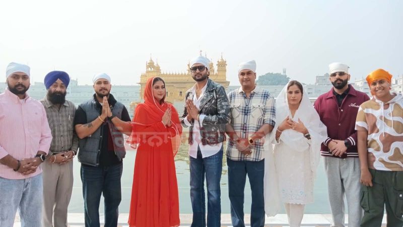 Punjabi Actor Yuvraj Hans & Fellow Artists Pays Obeisance at Golden Temple, Amritsar