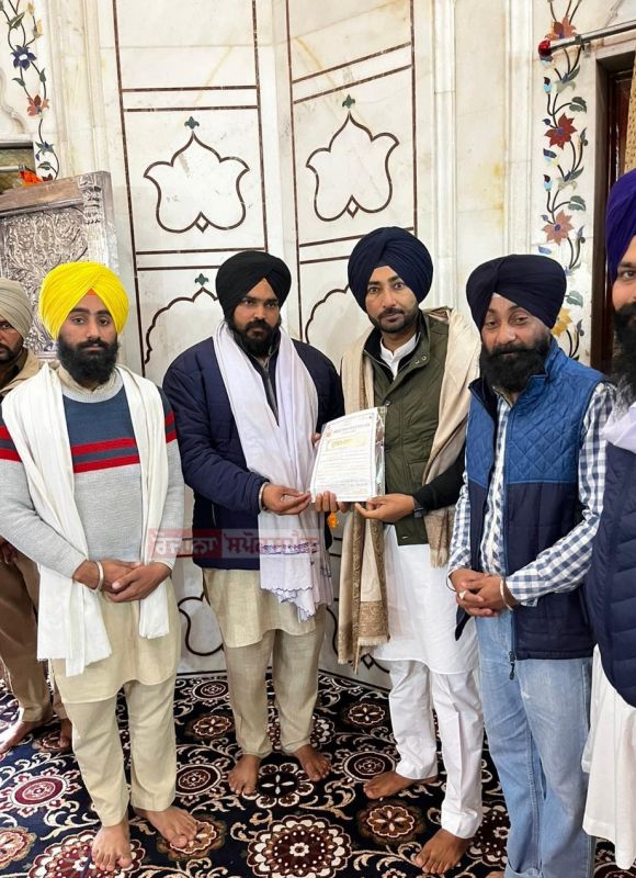 Punjabi Singer Ranjit Bawa Pays Obeisance at Golden Temple