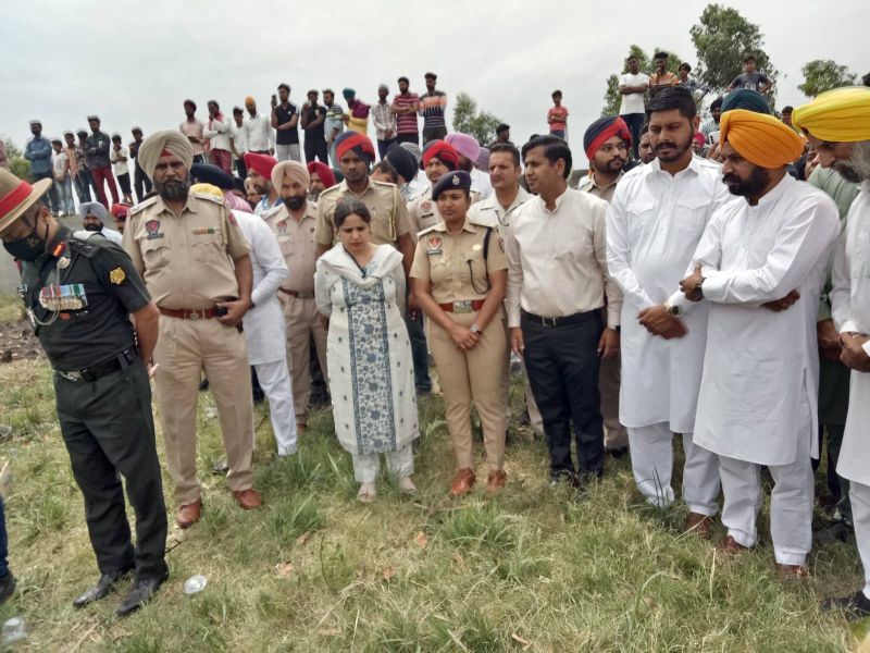 SSP Batala Ashwani Gotyal pays tribute to the Poonch Martyr Harkrishan Singh, Shares grief with the family