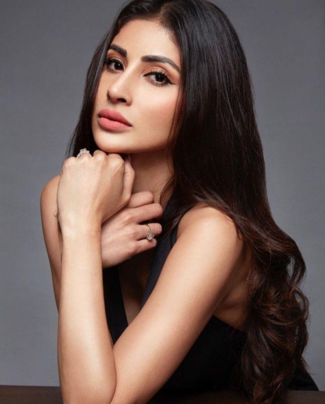 Mouni Roy drives fans crazy with her sizzling hot pics, See Here 
