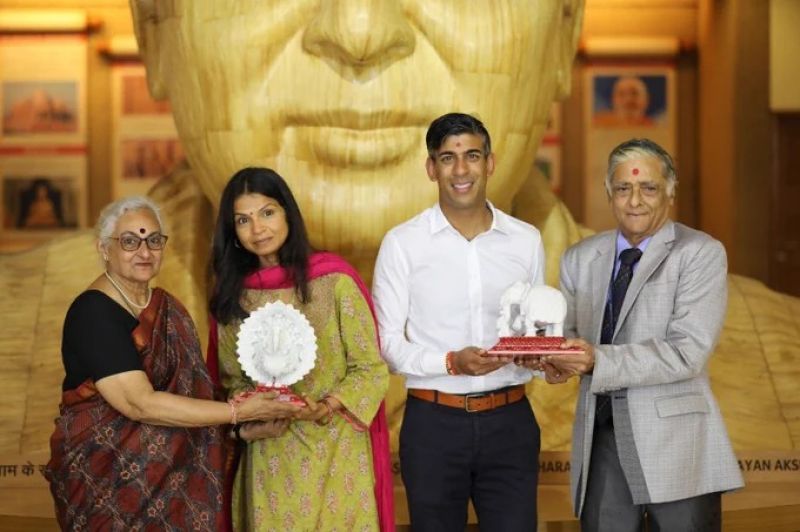 G-20 Summit: British PM Rishi Sunak & Wife Akshata Murthy Seeks Blessings at Akshardham Temple