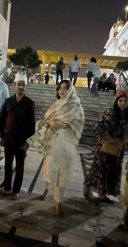 Bollywood Actor Neha Sharma & Nawazuddin Siddiqui Pays Obeisance at a Gurdwara ahead of 'Jogira Sara Ra Ra' Release 
