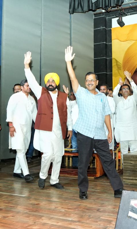 Punjab Chief Minister Bhagwant Mann, Delhi Chief Minister and AAP Convener Arvind Kejriwal addressed a public meeting in Jaipur. CM Bhagwant Mann said- 'Politics of Revolution & Guarantees have made a special place in the hearts of people in the country.' 
