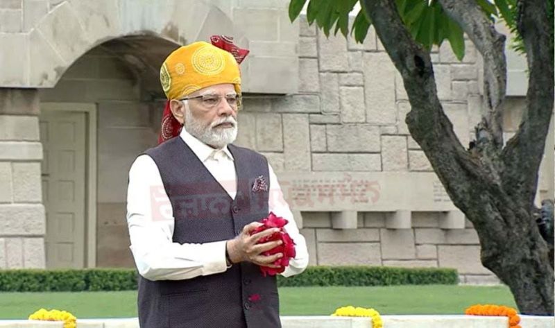 PM Modi Paid Tribute to Mahatma Gandhi at Rajghat on the Occasion of 76th Independence Day