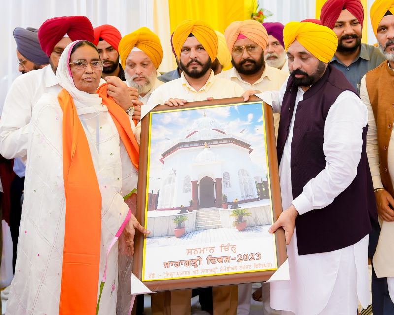 A Special Event was organised in the memory of Martyred Sikh Soldiers of the Saragarhi War at Ferozepur on the occasion of Saragarhi Divas 2023. Symbol of Honor presented to the families of martyrs.
