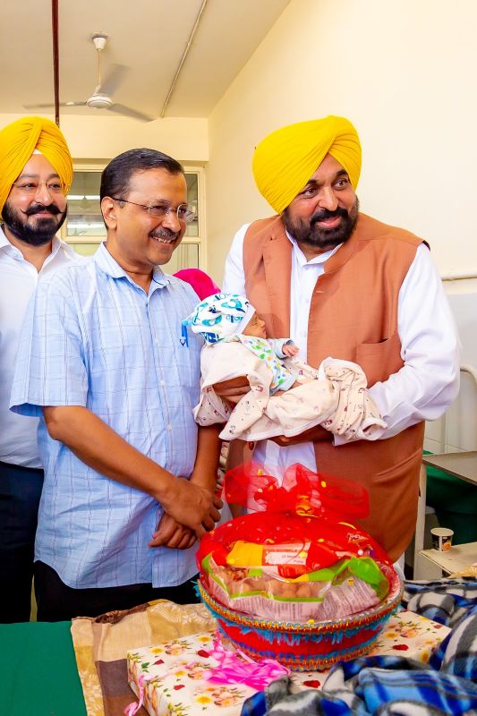 CM Bhagwant Mann & Delhi CM Arvind Kejriwal Interacted with Patients in Patiala Hospital, See Pics