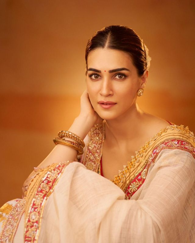 Serene Saree Look of Kriti Sanon is beautiful