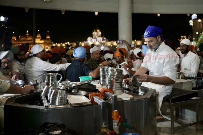 Congress Leader Rahul Gandhi Performs Sewa at Sri Harmandir Sahib