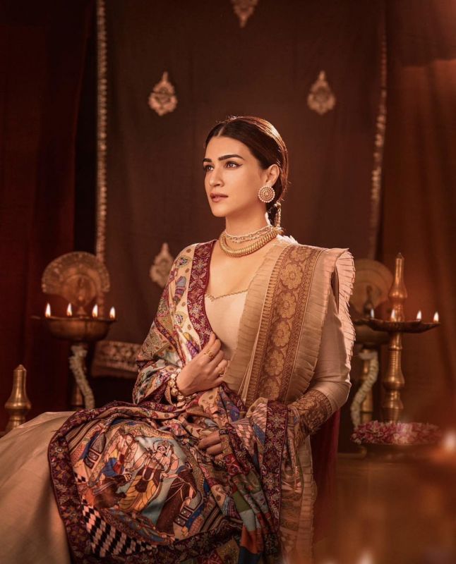 Kriti Sanon looks Graceful in Traditional Indian Outfit