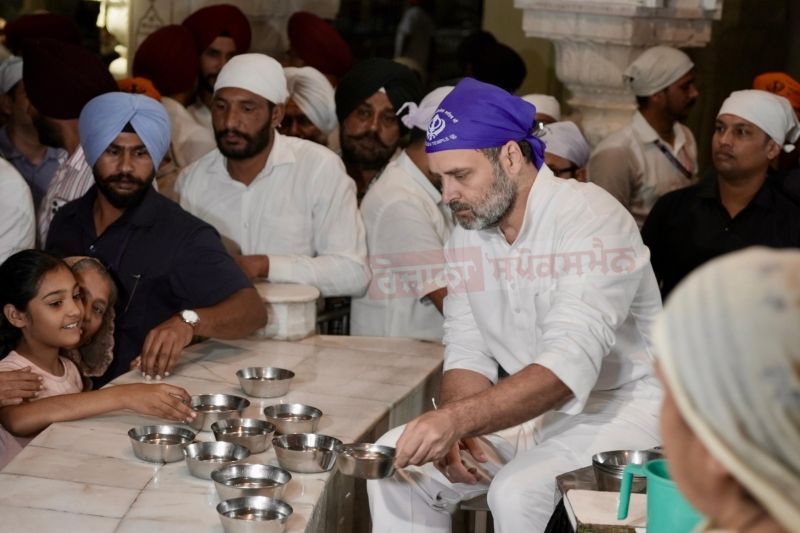 Congress Leader Rahul Gandhi Performs Sewa at Sri Harmandir Sahib