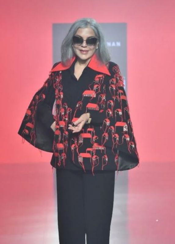 The actress wore a blazer with red design on it
