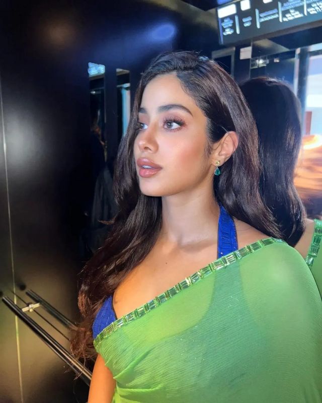 Trailer Launch of Bawaal: Janhvi Kapoor stuns in a mesmerizing Blue & Green Saree
