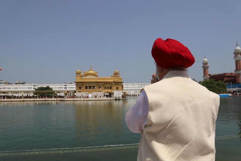 Union Minister Hardeep Singh Puri Pays Obeisance at Golden Temple in Amritsar
