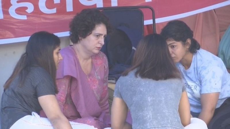 New Delhi: Priyanka Gandhi reached Jantar Mantar in support of Wrestlers, Interacted with women athletes
