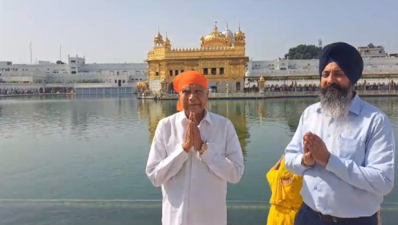 Punjab's Governor Banwarilal Purohit Pays Obeisance at Golden Temple, Amritsar
