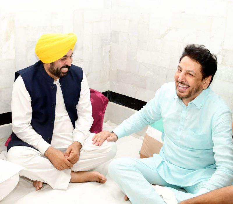 Chief Minister Bhagwant Mann and Congress MLA meets Punjabi Singer Gurdas Maan ahead of Jalandhar by-polls 2023
