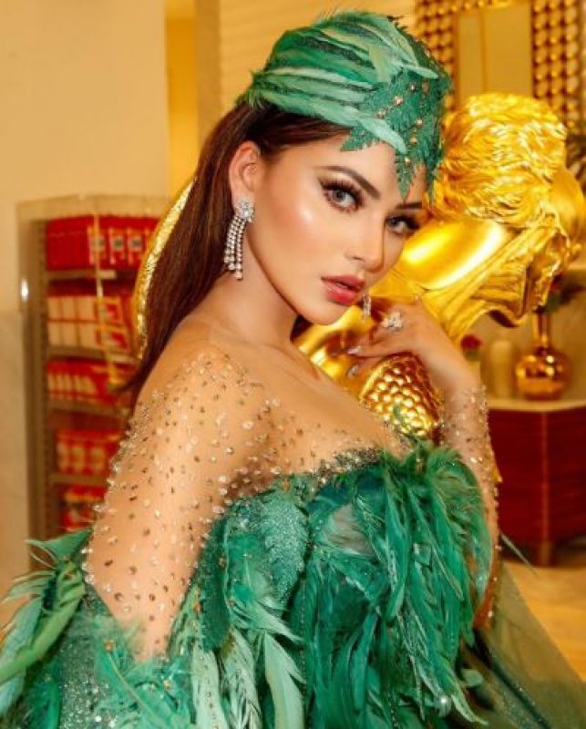 Cannes 2023: Urvashi Rautela Wears Green Feathered Gown, Fans Compares her to Parrot 

