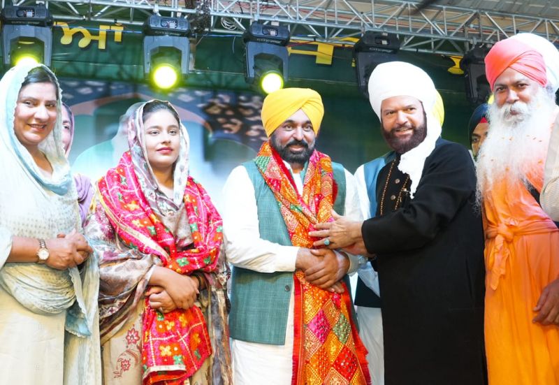 MP Harbhajan Singh's Hands-On Efforts: Assisting in Dhusi Dam Embankment by Lifting Sacks of Soil
