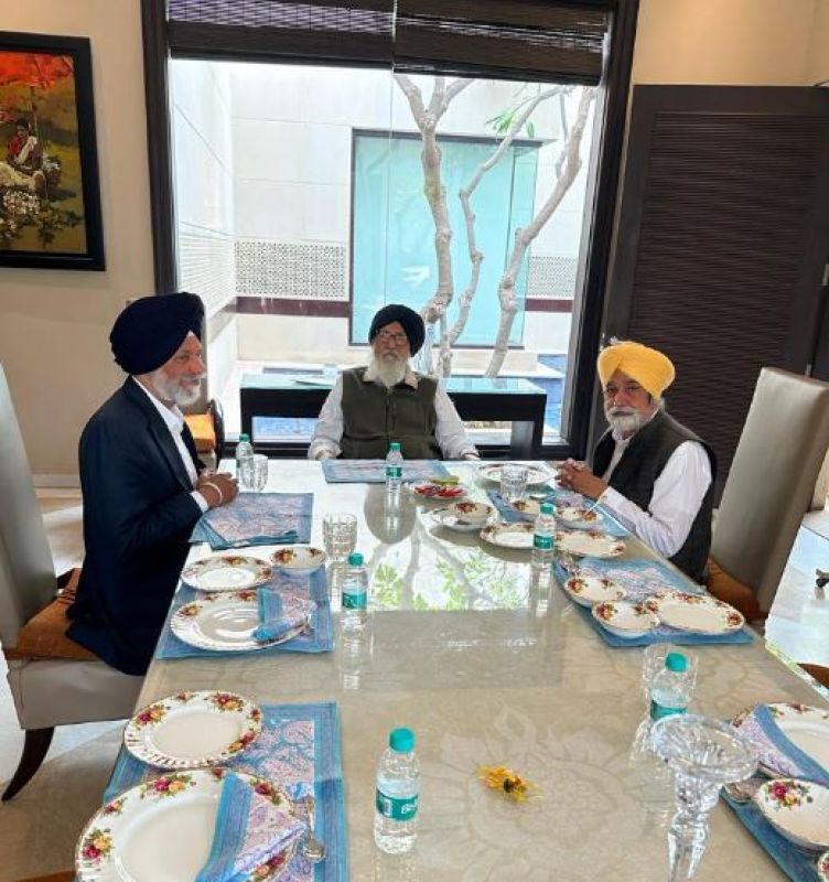 Surjit Singh Rakhra & Sikander Singh Maluka Meets Former CM Parkash Singh Badal at his Residence
