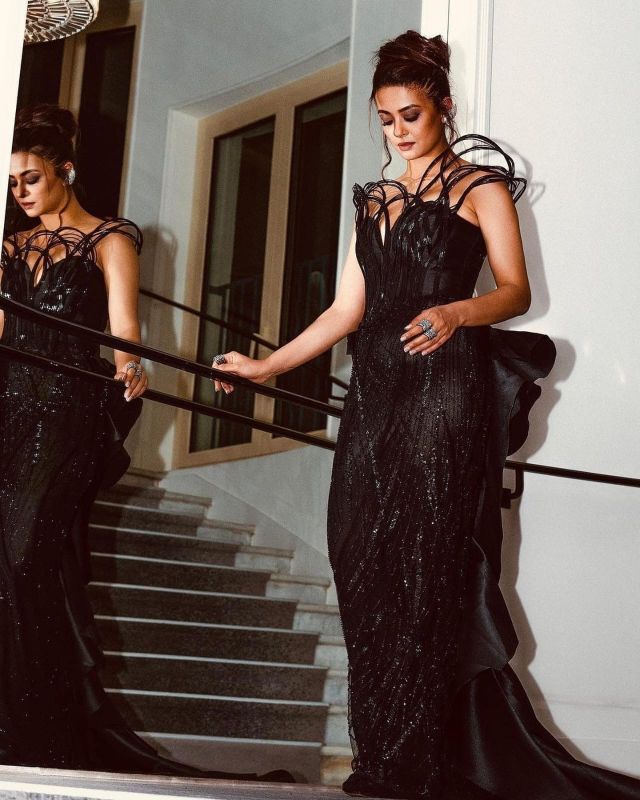 Surveen Chawla Exhibits Elegant Look in Black
