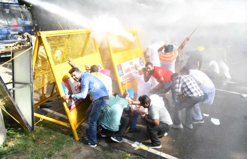 'AAP' Punjab Opposed Arrest of MP Sanjay Singh, Protests in front of BJP office in Chandigarh