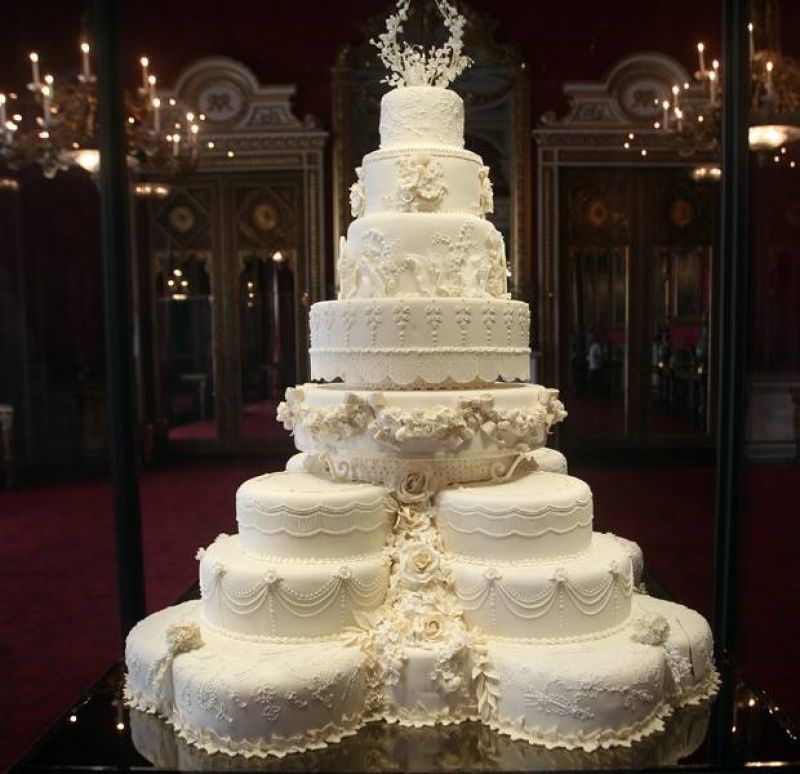 Royal wedding cake of prince harry & meghan markle!!