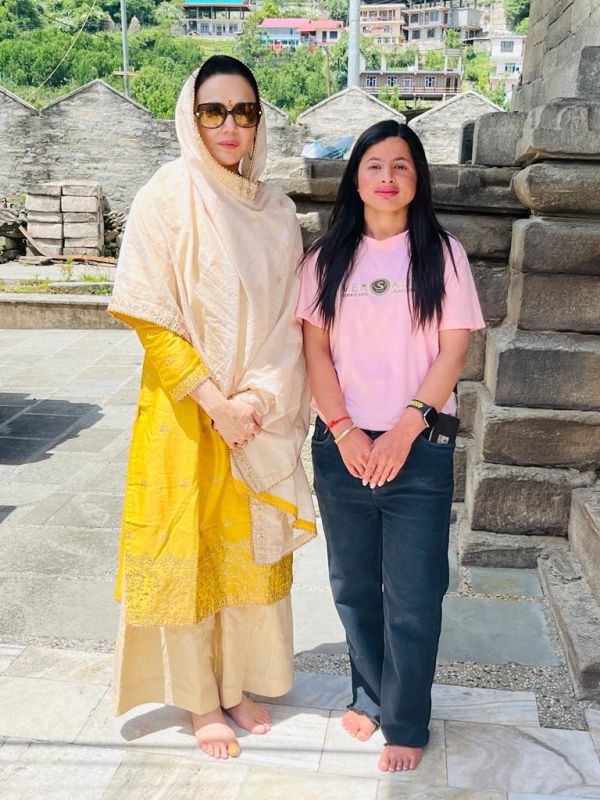 Bollywood Actress Preity Zinta & Hubby Gene Goodenough Pays Obeisance at Hatkoti temple in Himachal Pradesh during IPL 
