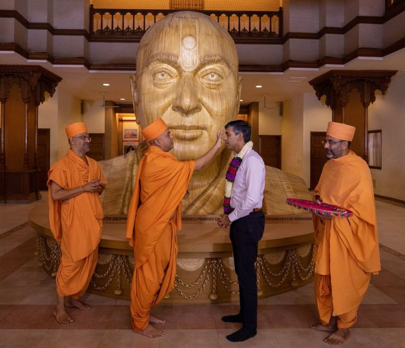G-20 Summit: British PM Rishi Sunak & Wife Akshata Murthy Seeks Blessings at Akshardham Temple