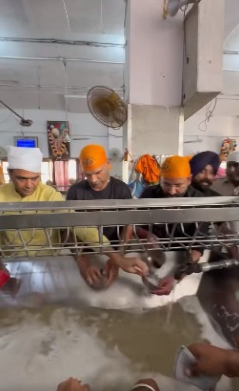 Indian Cricketer Shikhar Dhawan Pays Obeisance at Golden Temple, Amritsar
