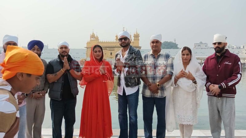Punjabi Actor Yuvraj Hans & Fellow Artists Pays Obeisance at Golden Temple, Amritsar