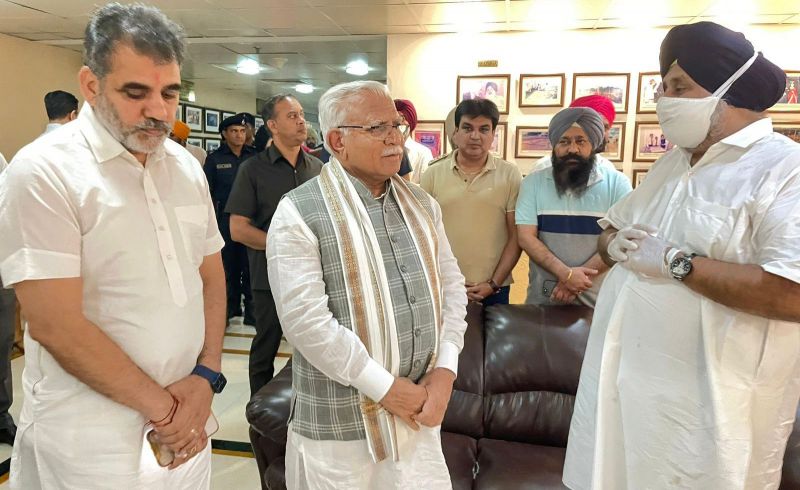 Haryana CM Manohar Lal Khattar reaches Fortis Hospital in Mohali to pay tributes to Former Punjab CM Prakash Singh Badal. CM Khattar Extended Condolences to the Badal Family 
