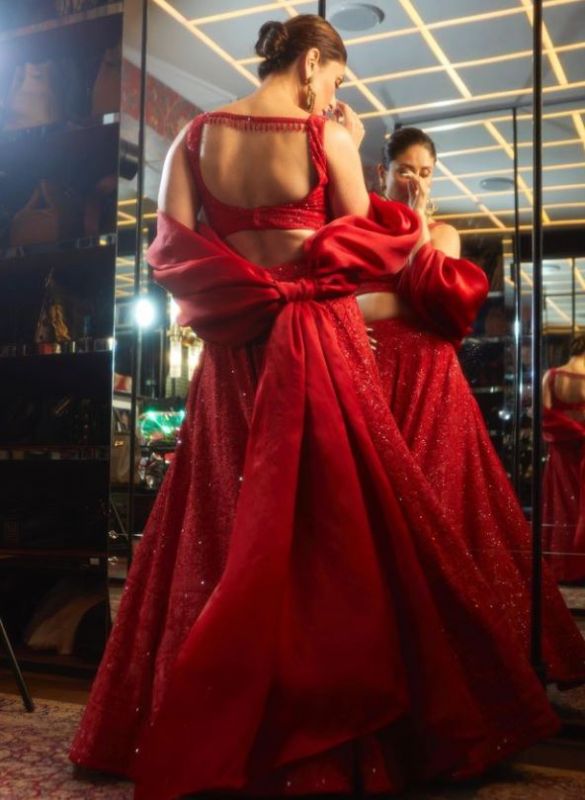 Kareena Kapoor Khan looks Stunning in Hot-Red Lehenga