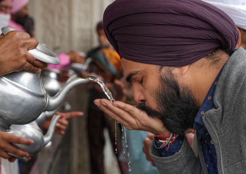 Sri Guru Nanak Dev Ji's Birth Anniversary Celebration: Large Gatherings at Gurdwara Bangla Sahib
