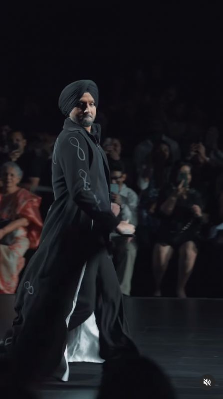 Ex-Cricketer Harbhajan Singh, Takes Center Stage with Sardari-style Ramp Walk at Lakme Fashion Week