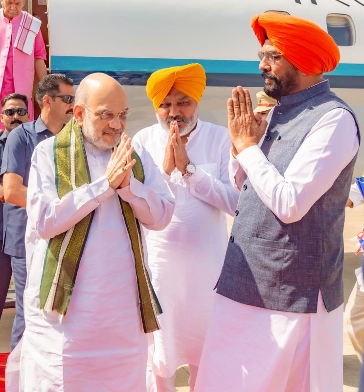 HM Amit Shah Received Warm Welcome by Minister Harpal Cheema & Kuldeep Dhaliwal in Amritsar