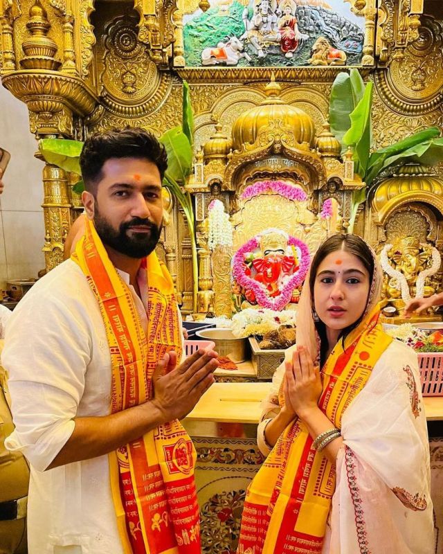 Vicky Kaushal & Sara Ali Khan Pays Obeisance at Shree Siddhivinayak Temple in Mumbai
