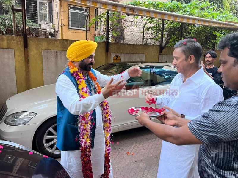 Bollywood's Famous Singer Sukhwinder Singh Welcomed CM Bhagwant Mann with traditional customs at his Home
