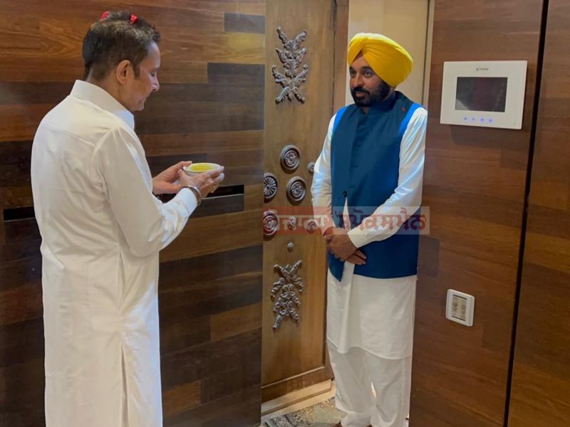 Bollywood's Famous Singer Sukhwinder Singh Welcomed CM Bhagwant Mann with traditional customs at his Home
