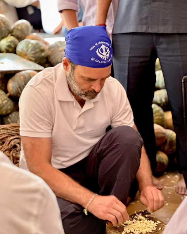 Congress Leader Rahul Gandhi Offers Sewa & Distributes Langar at Golden Temple
