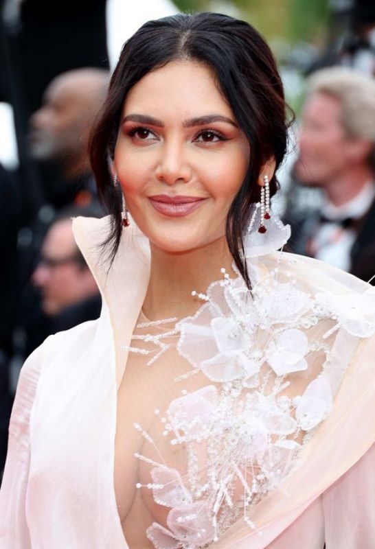 Bollywood Actress Esha Gupta Make her Debut at the Red Carpet in a Gown at Cannes 2023