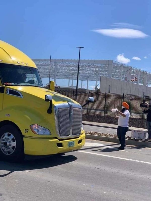 Sikhs Giving Food To Truck Drivers In America 