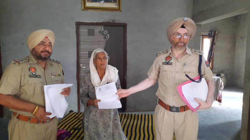 Thana Sadar Zira Police Seize Property of Drug Smugglers, Serve Official Notice at Residence