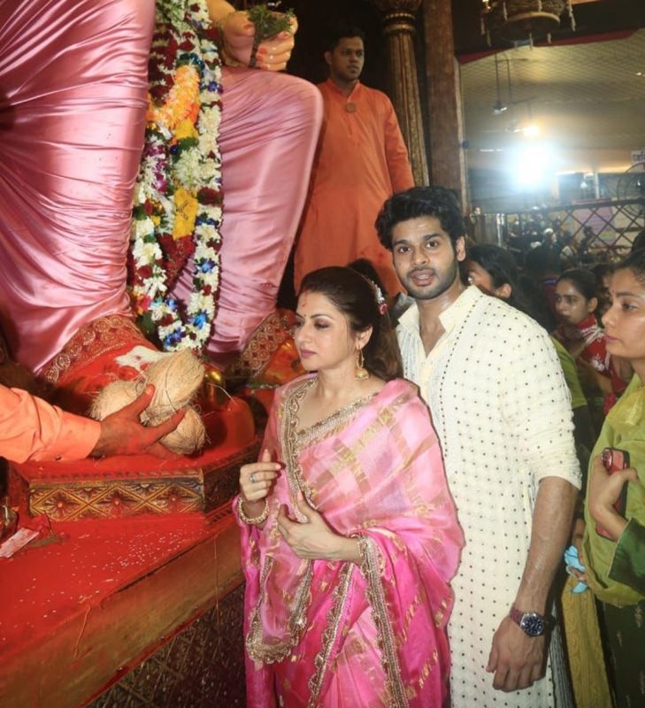 In Pics: Celebrities Visits Lalbaugcha Raja to Seek Blessings