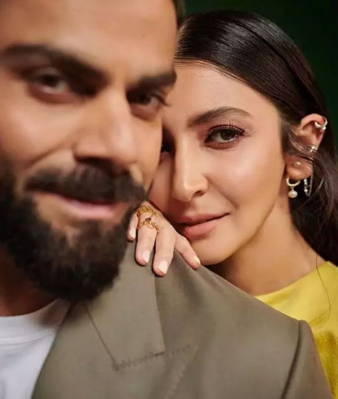 Anushka Sharma and Virat Kohli poses together 
