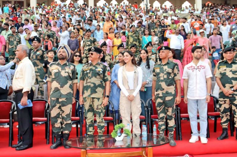 Bollywood Star Kiara Advani Reached Amritsar, Enjoys Spectacular Retreat Ceremony at Attari Border 
